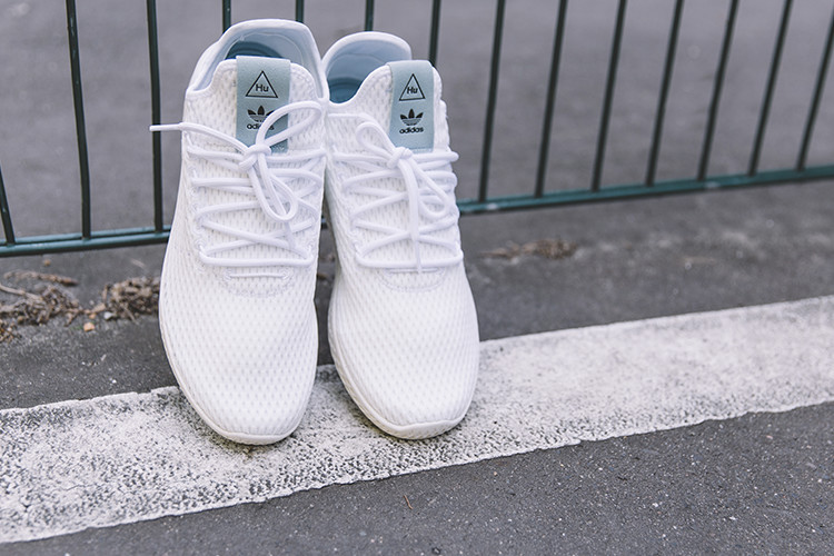 adidas Tennis HU Sneaker hvid og blå Pharrell Williams